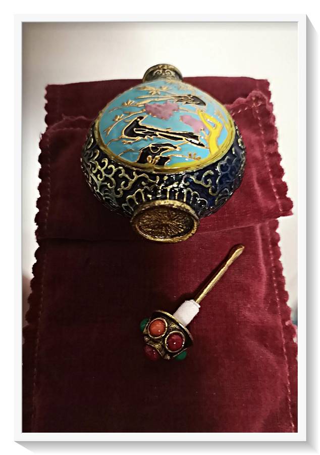 Phenomenal Cast Oriental Asian Bottle with Tiny Powder Scoop - A Great Gift for any Scent Collector