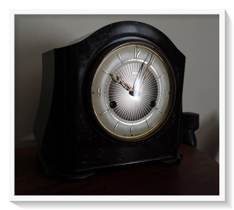 A Smiths Vintage Mantle Clock - Retro Bakelite Design - Made in Britain - Working Condition with Key