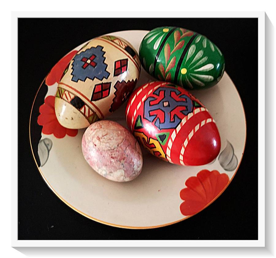 Decorative Ideas and Oddities 3X Hand Painted Wooden Eggs 70mm by 45mm with a Pink Egg Shaped Agate
