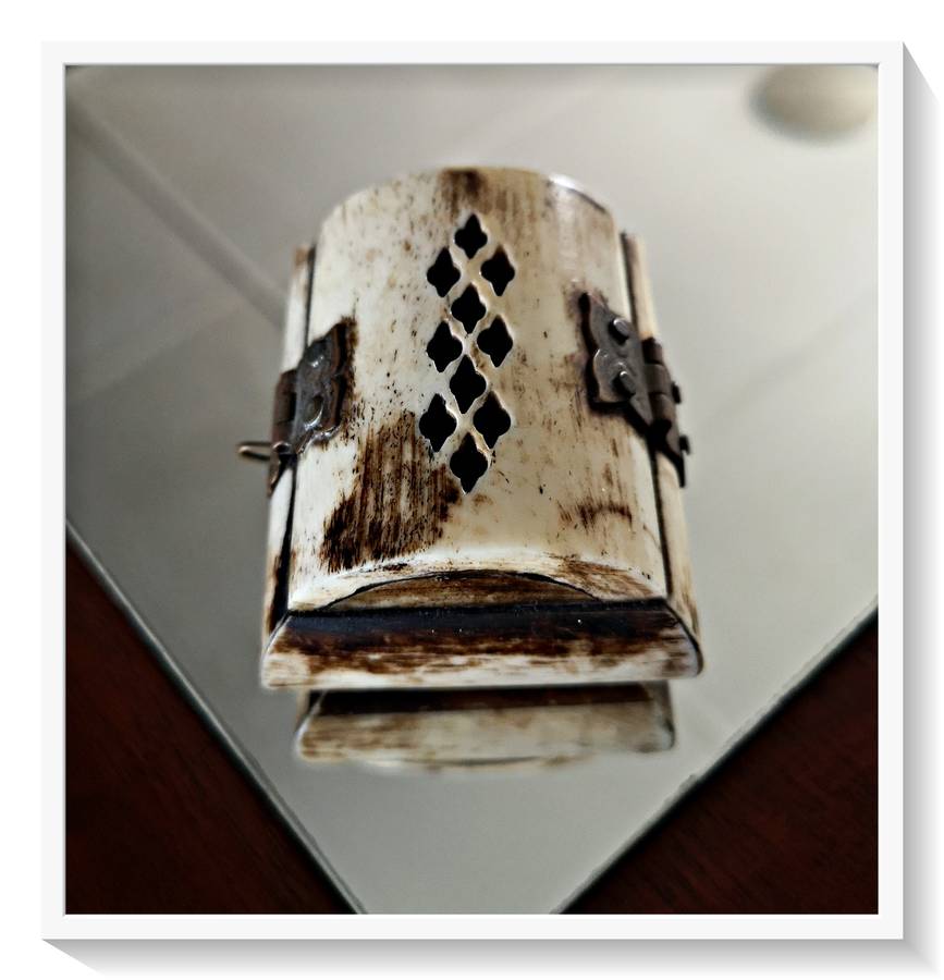 Small but Beautiful Camel Bone Trinket Box / Jewellery Box in Good Condition (65MM by 50MM)
