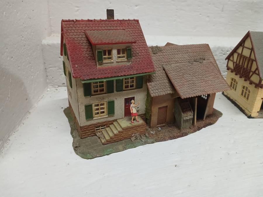 HO SCALE - EUROPEAN STYLE HOUSES - X5