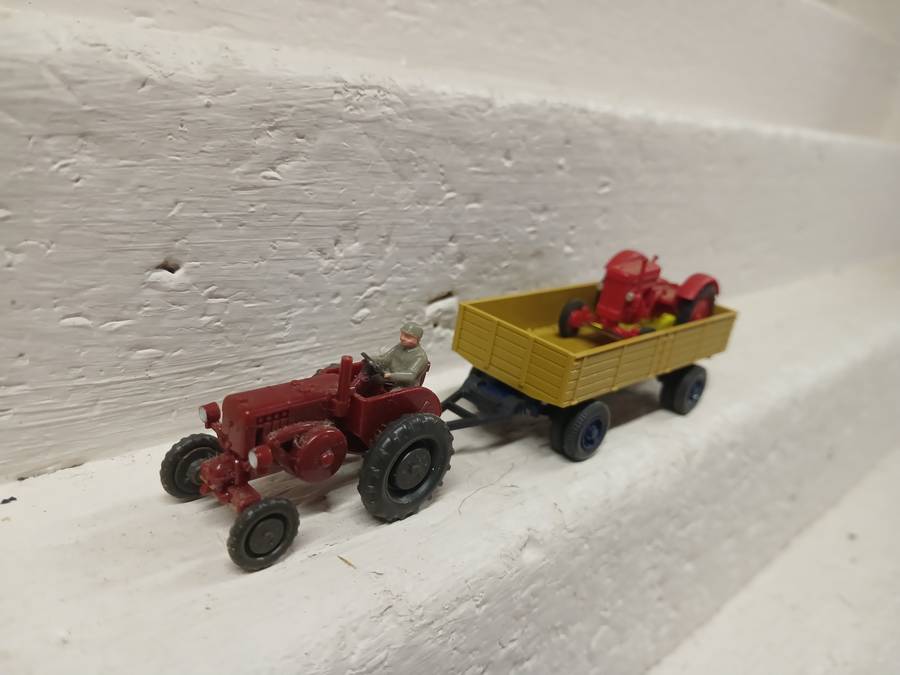 HO SCALE - WIKING - FARM TRACTORS X2 + X1 TRAILER