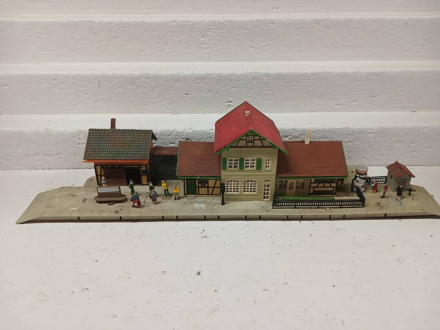 HO SCALE - FALLER - STATION PLATFORM BUILDING