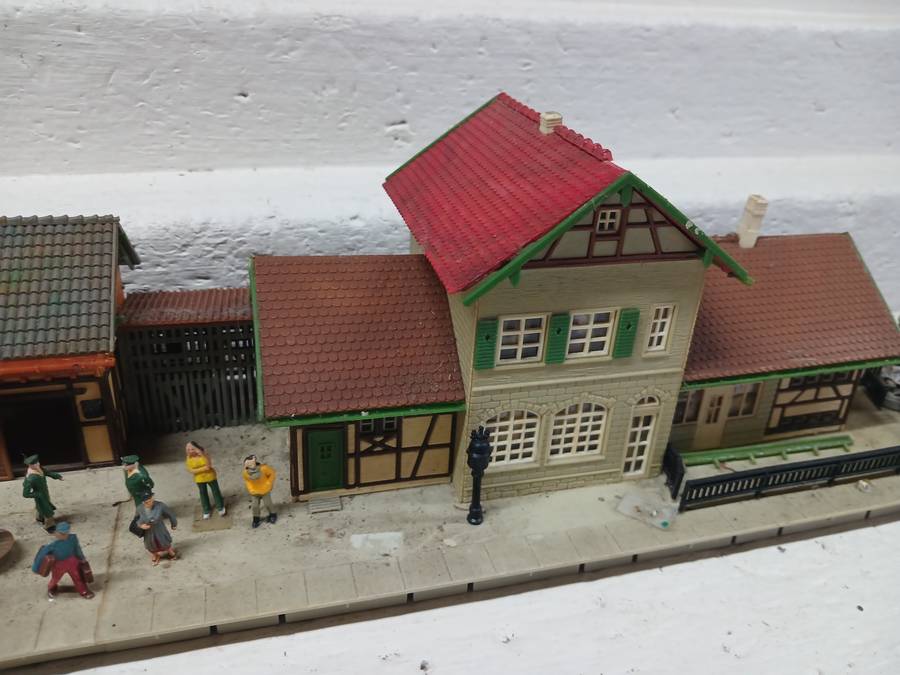 HO SCALE - FALLER - STATION PLATFORM BUILDING