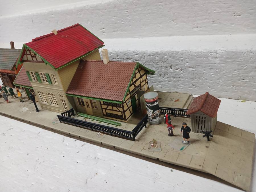 HO SCALE - FALLER - STATION PLATFORM BUILDING