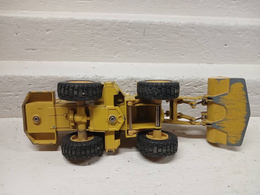 DIE CAST :1:50 SCALE - ERTL - CAT 988B WHEEL LOADER