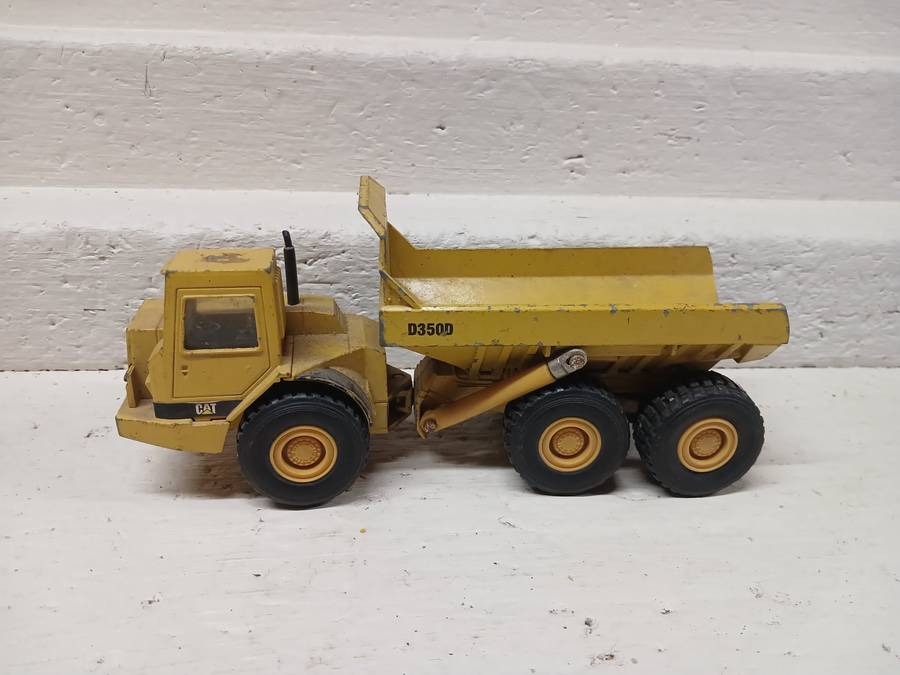 DIE CAST : 1:50 SCALE - ERTL - CAT D350D ARTICULATED DUMP TRUCK