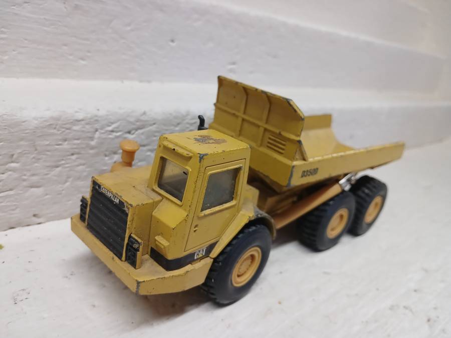 DIE CAST : 1:50 SCALE - ERTL - CAT D350D ARTICULATED DUMP TRUCK