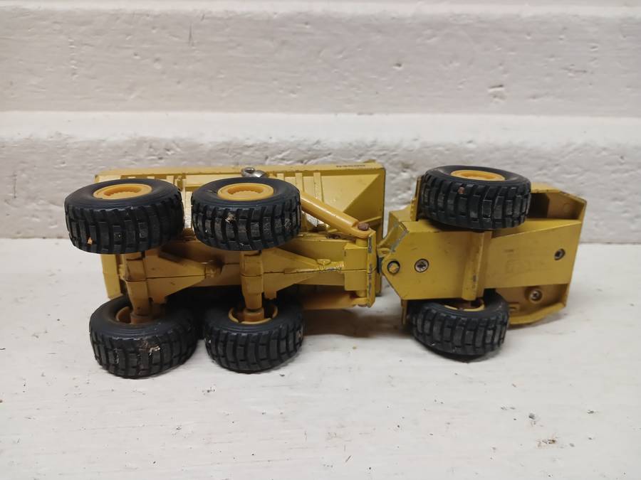 DIE CAST : 1:50 SCALE - ERTL - CAT D350D ARTICULATED DUMP TRUCK