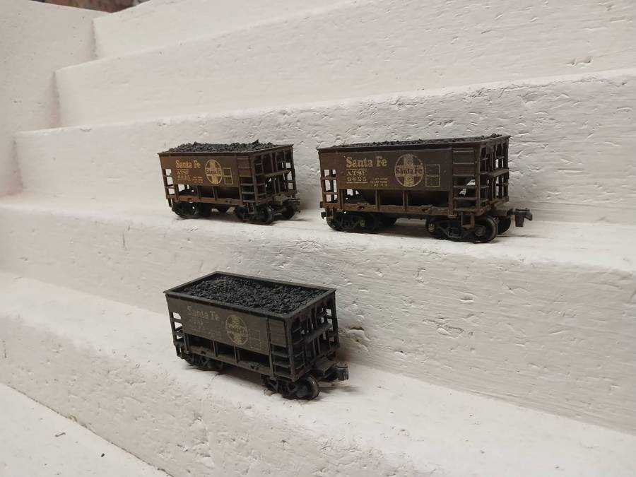 HO SCALE - SANTE FE SHORT 21 FOOT COAL/ORE WAGONS - X3