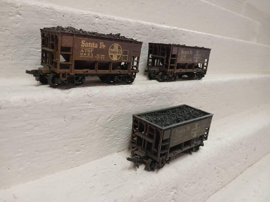 HO SCALE - SANTE FE SHORT 21 FOOT COAL/ORE WAGONS - X3