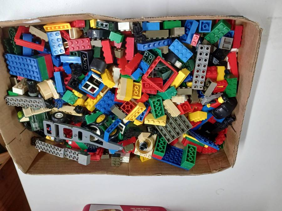 BUILDING BLOCKS - LARGE AMOUNT - X1 BEER BOX - FULL OF LEGO TYPE BLOCKS