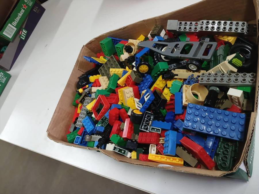 BUILDING BLOCKS - LARGE AMOUNT - X1 BEER BOX - FULL OF LEGO TYPE BLOCKS