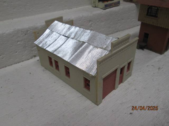 HO SCALE - VARIOUS BUILDINGS AND ITEMS - X5