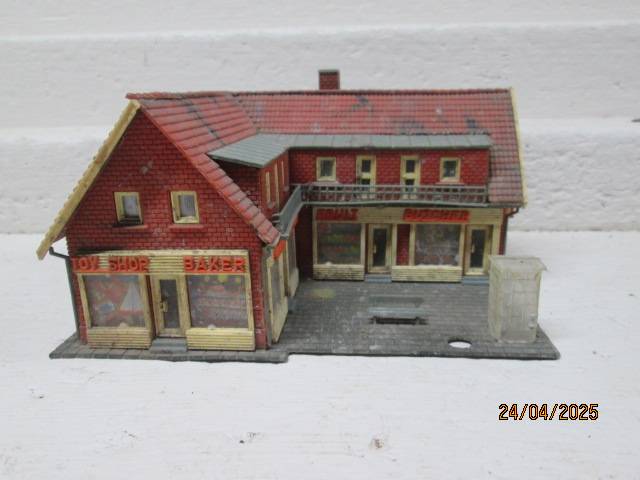 HO SCALE - HELJAN -  L-SHAPE BUSINESS COMPLEX