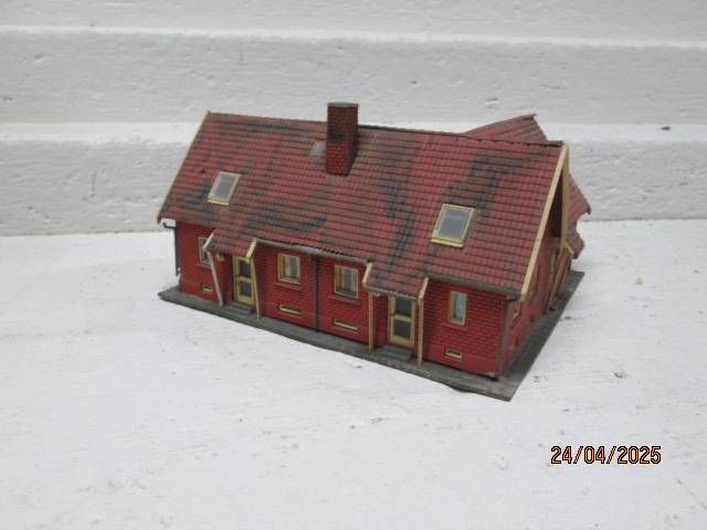 HO SCALE - HELJAN -  L-SHAPE BUSINESS COMPLEX