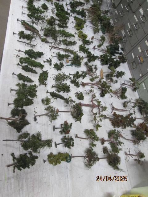 HO SCALE - LARGE AMOUNT OF TREES