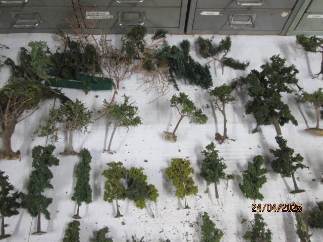 HO SCALE - LARGE AMOUNT OF TREES