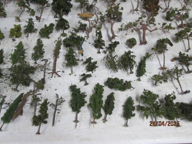 HO SCALE - LARGE AMOUNT OF TREES