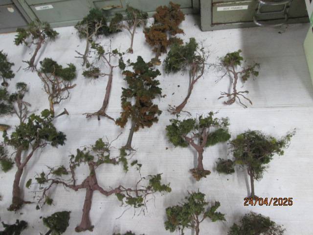 HO SCALE - LARGE AMOUNT OF TREES