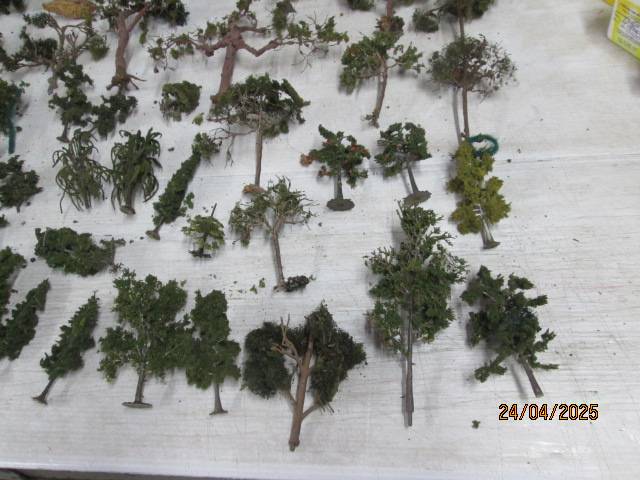 HO SCALE - LARGE AMOUNT OF TREES