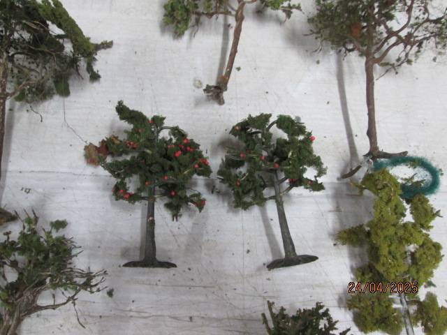HO SCALE - LARGE AMOUNT OF TREES