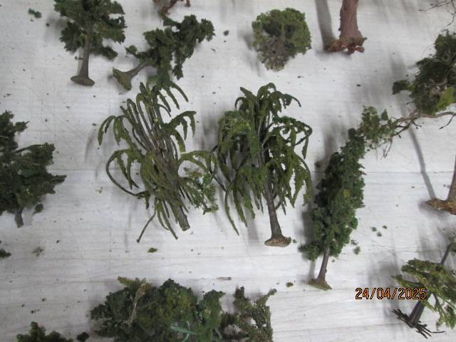 HO SCALE - LARGE AMOUNT OF TREES