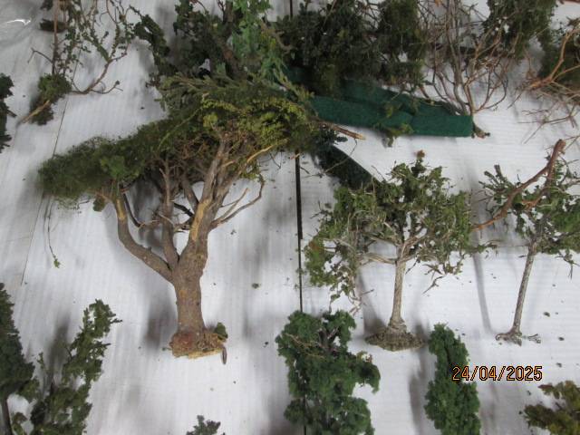 HO SCALE - LARGE AMOUNT OF TREES