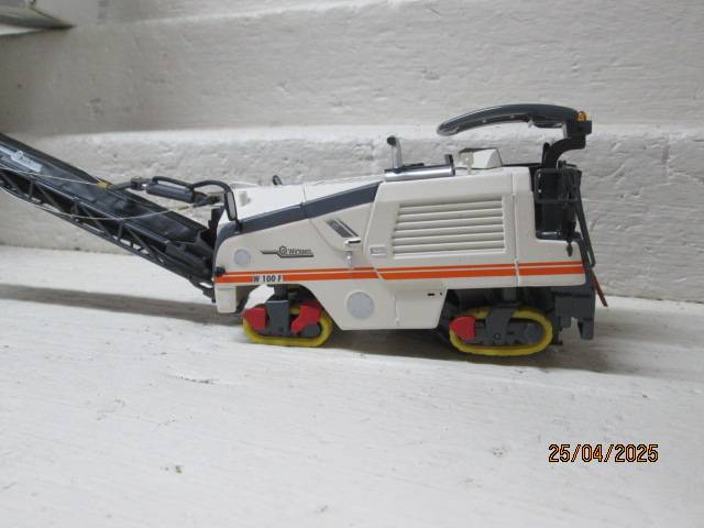 DIE CAST : 1:50 SCALE - COLD MILLING MACHINE W 100 F - BOXED