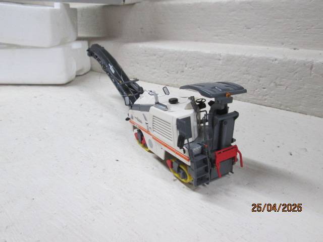DIE CAST : 1:50 SCALE - COLD MILLING MACHINE W 100 F - BOXED