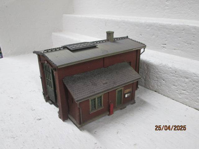 HO SCALE - VOLLMER - SHORT ENGINE SHED WITH WORKSHOP