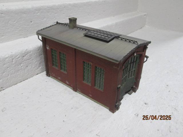 HO SCALE - VOLLMER - SHORT ENGINE SHED WITH WORKSHOP