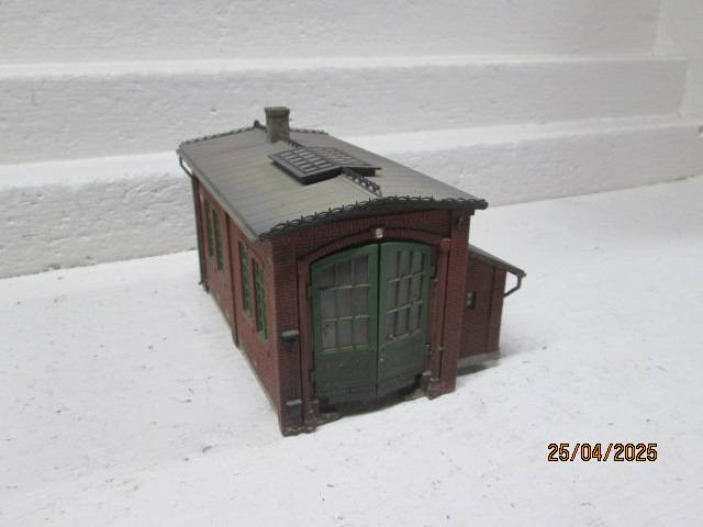 HO SCALE - VOLLMER - SHORT ENGINE SHED WITH WORKSHOP