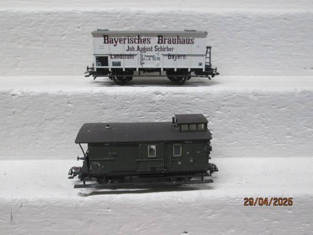 HO SCALE - TRIX - OLD TIMER GUARDS VAN + GOODS WAGON