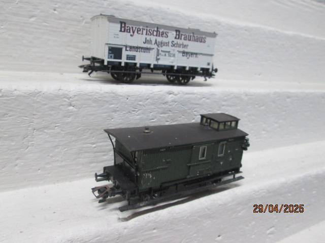 HO SCALE - TRIX - OLD TIMER GUARDS VAN + GOODS WAGON