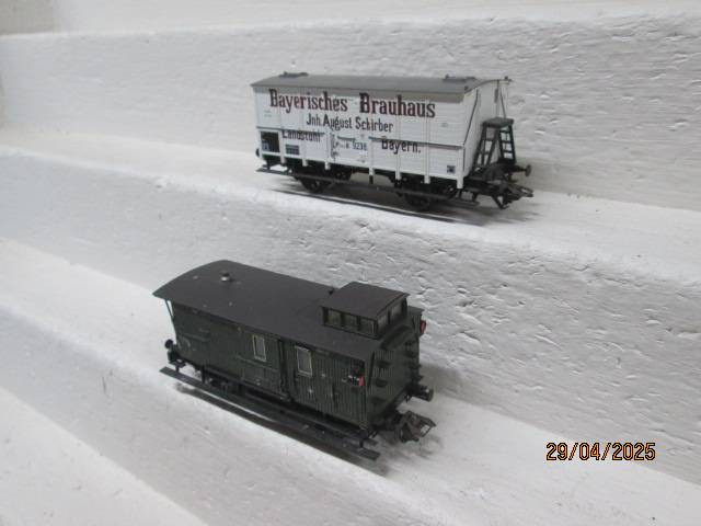 HO SCALE - TRIX - OLD TIMER GUARDS VAN + GOODS WAGON