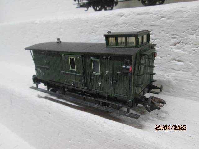 HO SCALE - TRIX - OLD TIMER GUARDS VAN + GOODS WAGON
