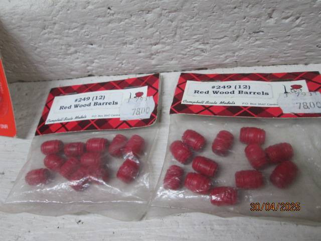 HO / OO SCALE - VARIOUS RAILWAY SCENERY DETAIL PARTS & ACCESSORIES - BOXED