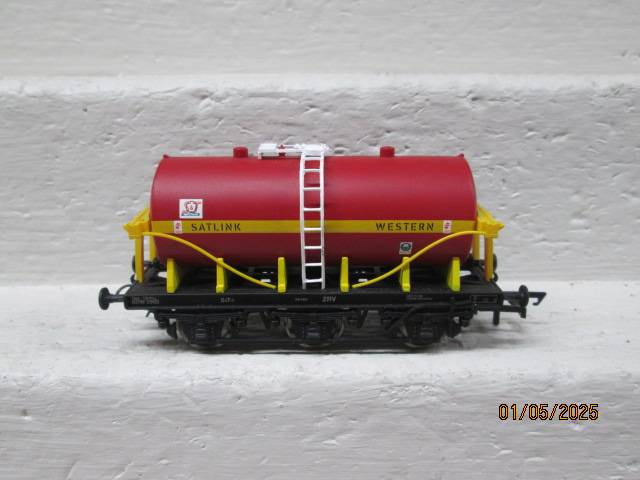 OO SCALE- HORNBY - RED WESTERN TRIPPLE AXLE TANKER WAGON
