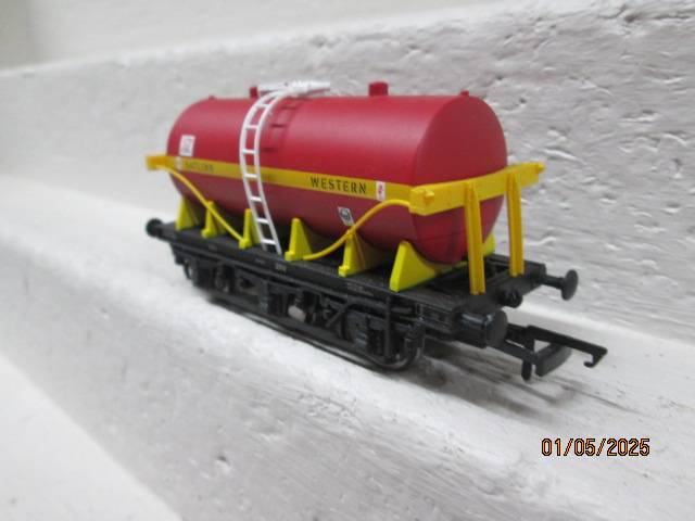 OO SCALE- HORNBY - RED WESTERN TRIPPLE AXLE TANKER WAGON