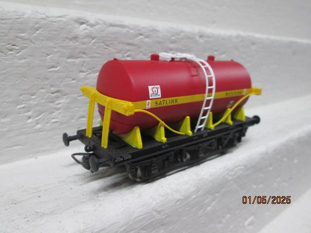 OO SCALE- HORNBY - RED WESTERN TRIPPLE AXLE TANKER WAGON