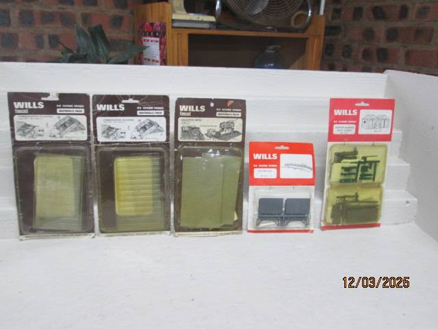 OO SCALE - WILLS - SCENERY ITEMS - X5 PACKS - BOXED