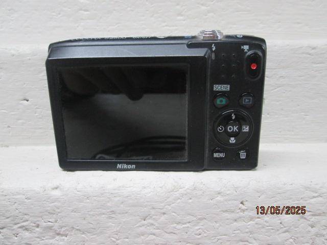 NIKON 20.1 MEGAPIXELS - COOLPIX - CAMERA