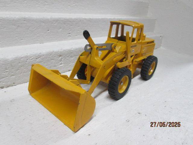 DIE CAST - ERTL CO - PAY LOADER