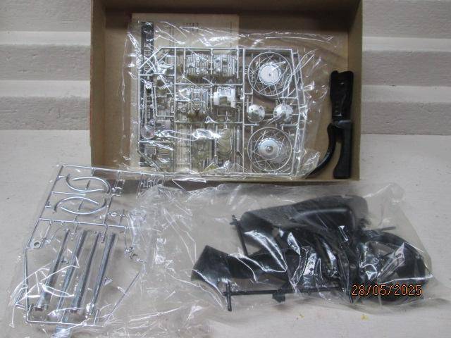 REVELL - 1:8 SCALE - HONDA RACING BIKE - MODEL KIT - BOXED
