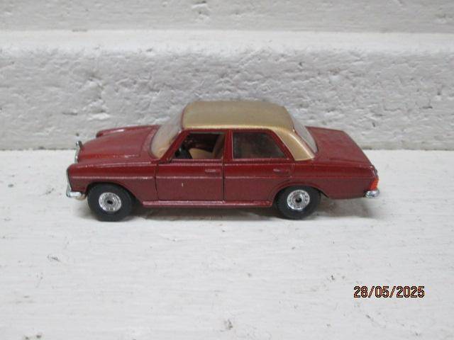 CORGI - MERCEDES BENZ 240D