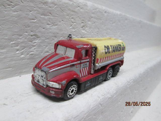 HO SCALE - OIL TANKER ROAD TRUCK