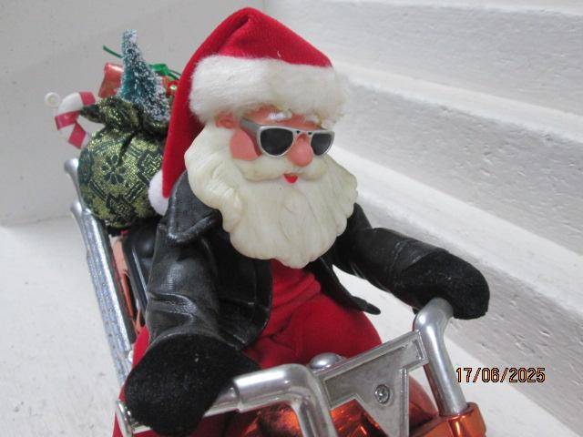 FATHER CHRISTMAS MOTORBIKE - LARGE HARLEY DAVISON TYPE MOTORBIKE