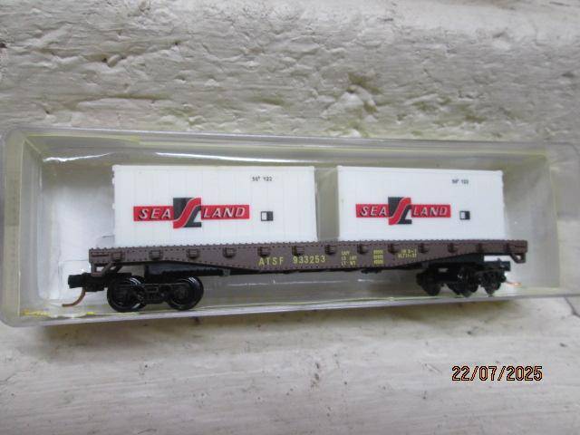 N SCALE - MODEL POWER - 50 FOOT FLAT CARS WITH CONTAINER LOADS - X2 - BOXED
