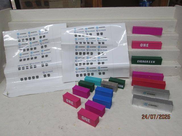 HO SCALE - PLASTIC CONTAINERS - X17 + DECALS